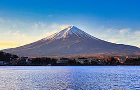 写真：雄大な富士山と河口湖の自然